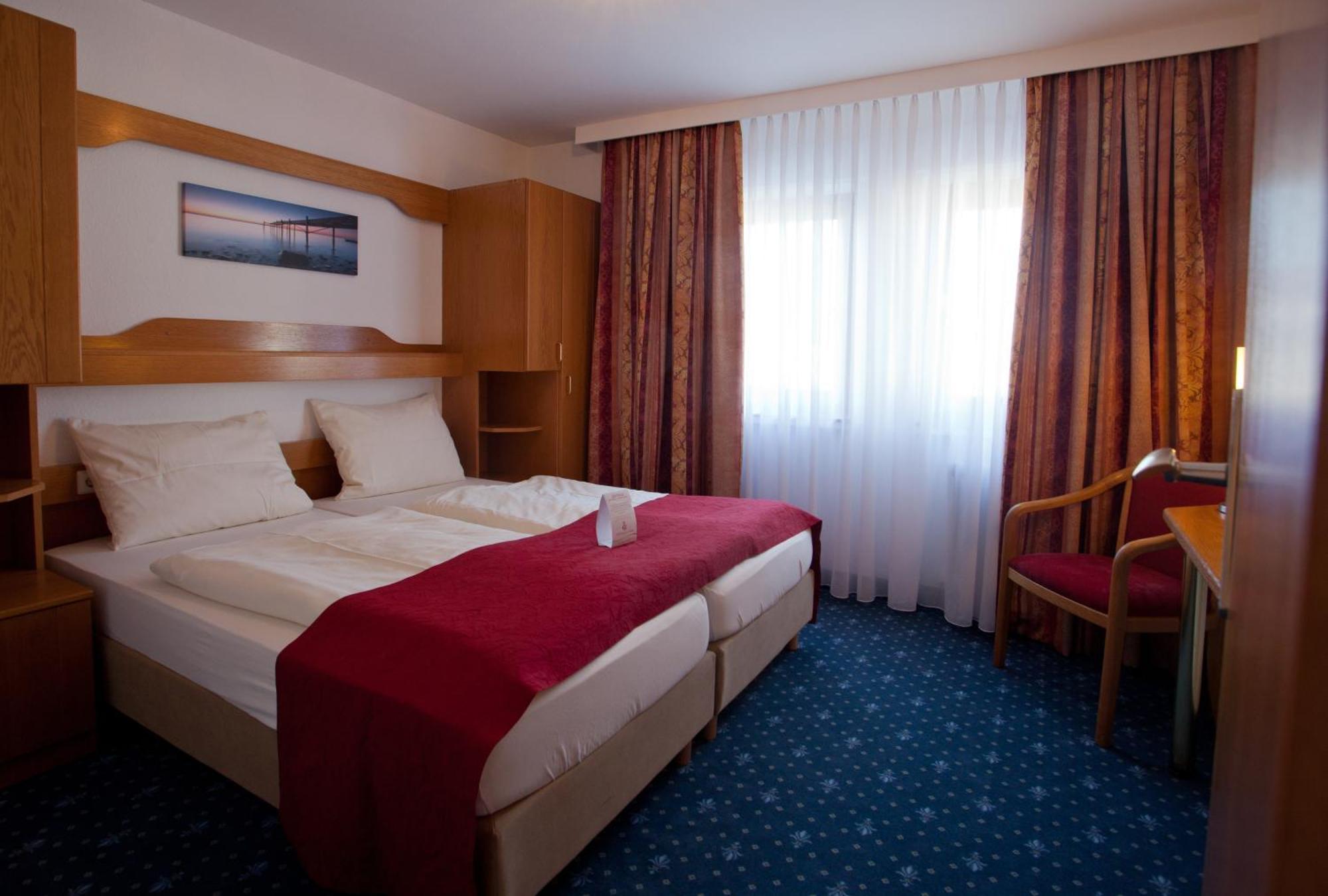 Hotel Knaus Am Hafen Uhldingen-Mühlhofen Rum bild